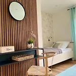 Grosse & Sauna & 4 Badezimmer Netflix Apartment *